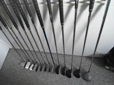 SET OF MEN'S RIGHT HANDED GOLF CLUBS INCLUDING GOLF VAG, View more