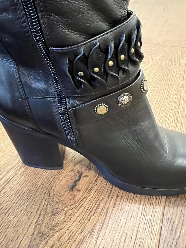 Leather thick-soled women's boots in Women's - Shoes in City of Toronto - Image 6
