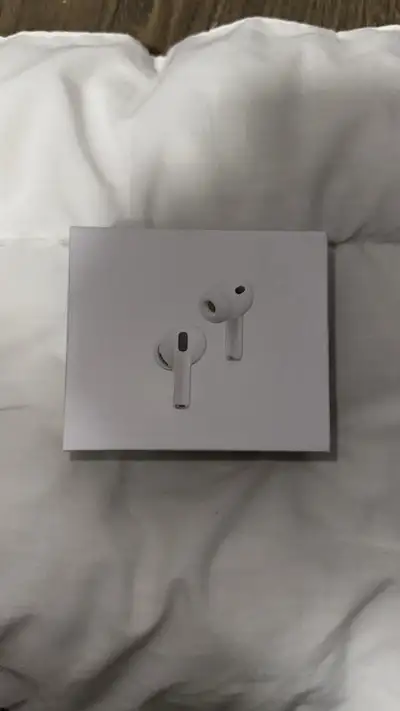 Selling my airpods pro 3,barely used Works very well, with noise cancellation