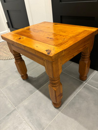 Solid pine end table / table de bout en pin massif