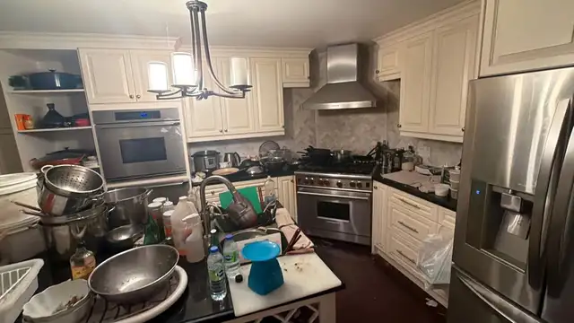 $400K Spread Vaughan Detached. Easy Reno. Only $899K!, photo 2 of 4