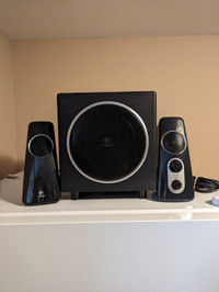 3 sets of computer speakers and a radio