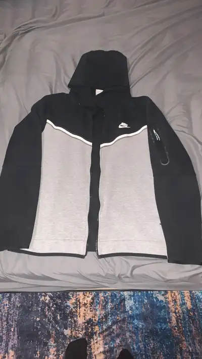 In good shape as seen in pictures Asking atleast 60$ ,open to reasonable offers Black / Grey / White...