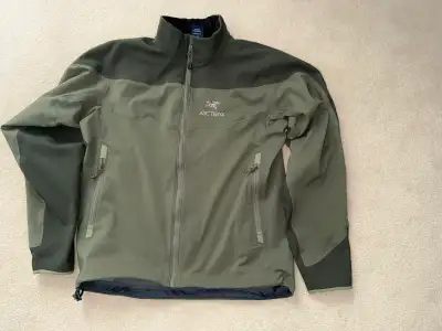 Discontinued Arc'teryx Venta AR softshell in two tone green in size large. It has a softshell outer...