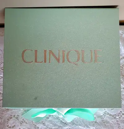 CLINIQUE GIFT BOX CONTAINING 8 CLINIQUE PRODUCTS, View more