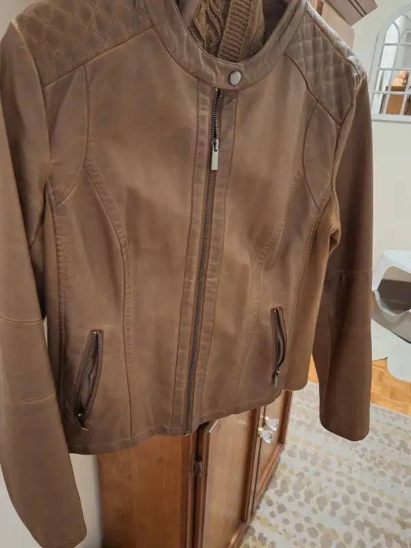 RICKIS  Faux Leather Jacket w/hood. dans Femmes - Hauts et vêtements d'extérieur dans Région d’Oshawa/Durham - Image 2