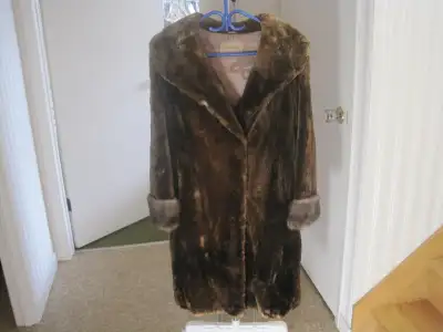 Beau manteau de fourrure long en rat musqué / long muskrat fur c, View more