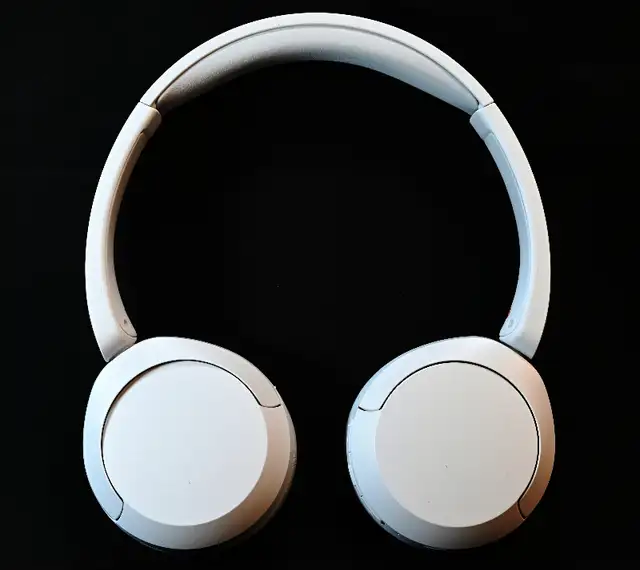 Sony WH-CH520 Bluetooth Wireless Headphones On-Ear Headset White in Headphones in City of Toronto - Image 5