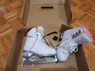 Size 12 kids skates with soft padding. Used for one season approximately 10 hours on ice. Paid 120$...