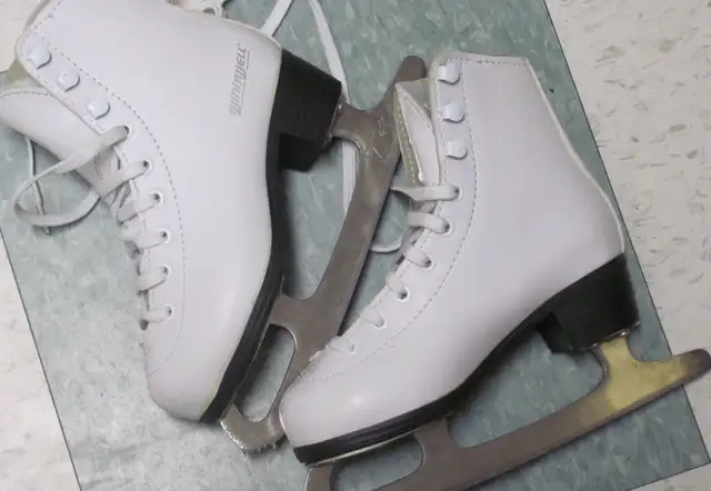 NEW WINNWELL Figure SKATES Size 10Y (Inner length 18.2cm/7.1'') in Skates & Blades in Muskoka - Image 3