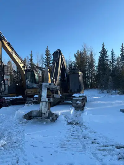 2011, runs great, new swing motor , new rotate motor, fan pump. 16000 on engine. 26000h on machine