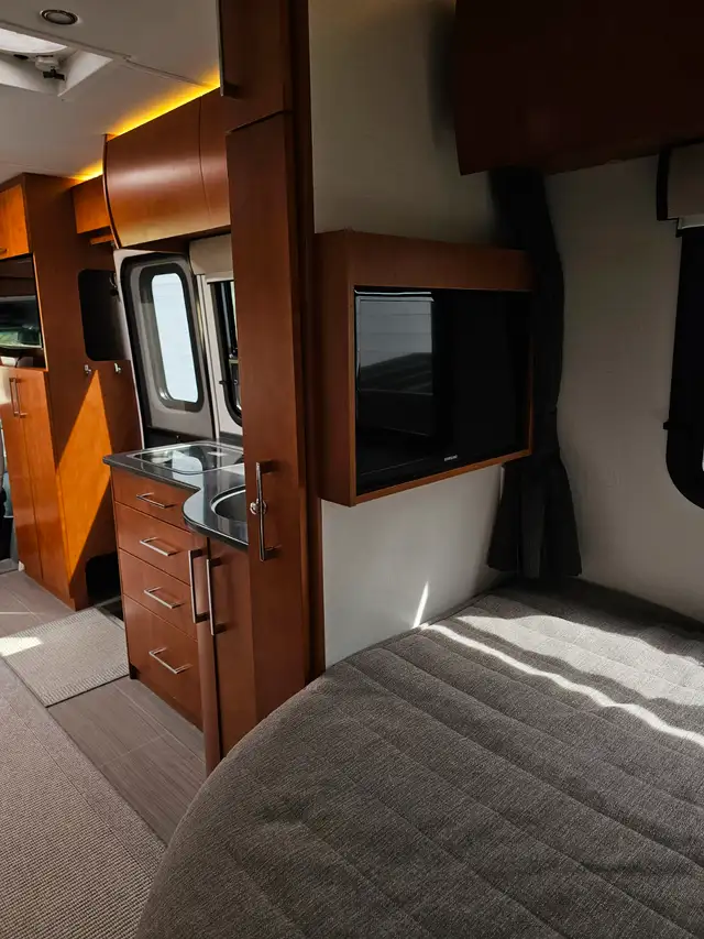 VR  (Motorisé) classe B+ 2019 31 000 Km - Leisure Travel Unity in RVs & Motorhomes in Sherbrooke - Image 6
