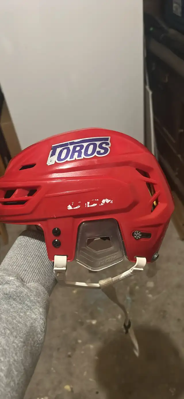 hockey helmet  in Hockey in Oshawa / Durham Region - Image 4