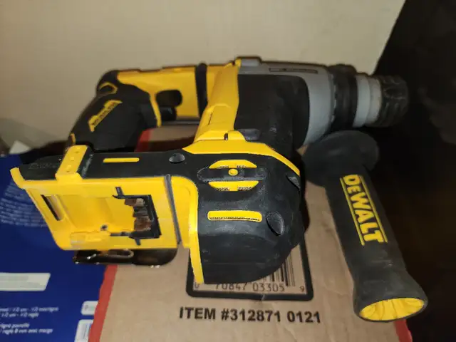 DEWALT 20V MAX ATOMIC Lithium-Ion   5/8"  SDS Plus Hammer Drill in Power Tools in Windsor Region - Image 9