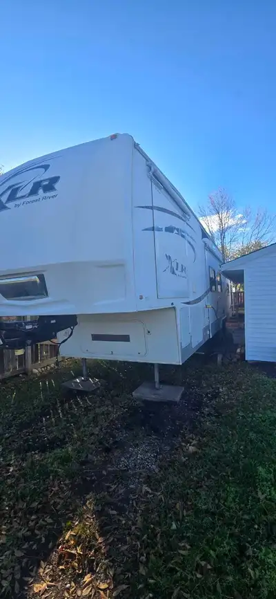 2009 37' xlr toy hauler has 4 big beds and onboard generator plus garage for toys.fuel station in re...