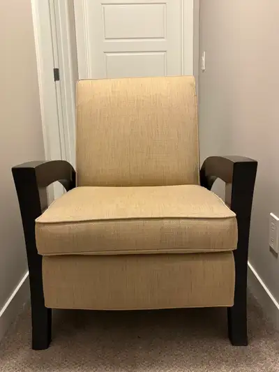 Lazy Boy reclining chair (Grasshopper). Good condition. Free. 29.5”W x 38.25”D x 36”H Curb side pick...