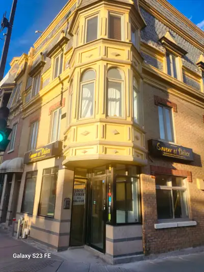 Local commercial. Vente au détail, bureau professionnel, café ou restaurant. 1600 pieds carré. Rénov...