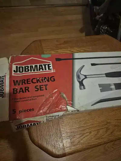 This is a Jobmate wrecking bar set that includes 5 pieces, featuring hardened and tempered steel con...