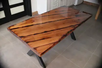 Table en bois et époxy, View more