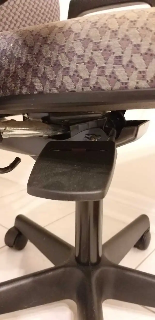 Office Chair in Chairs & Recliners in Markham / York Region - Image 4