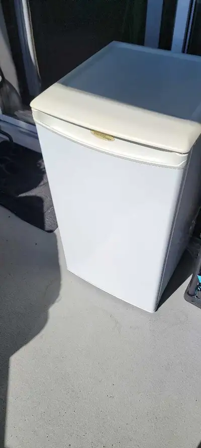 Un petit réfrigérateur Danby qui a peu servi et qui ne m'est plus nécessaire. Il prend de la place.