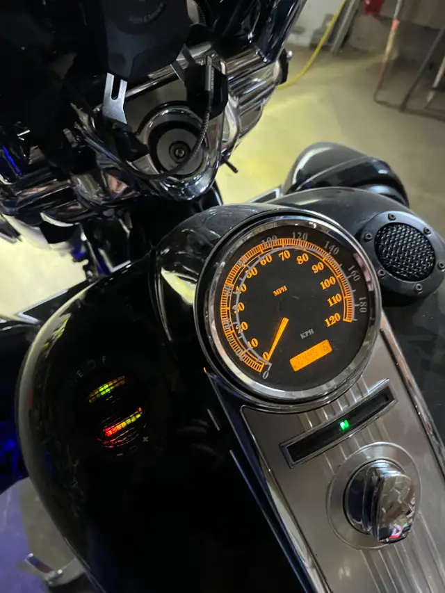 2011 Road King many add-ons(negotiable) in Touring in Oakville / Halton Region - Image 3