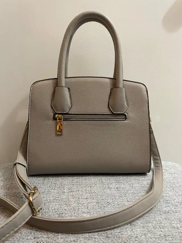 Small handbag with crossbody strap in great condition in Women's - Bags & Wallets in Kitchener / Waterloo - Image 3