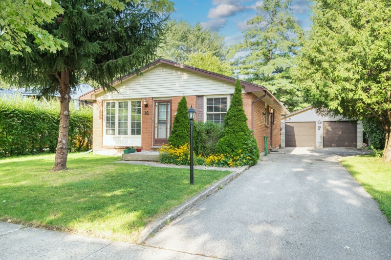 3 Bed Bungalow w 2 Car Garage & Big Yard! qk93776 Houses for Sale