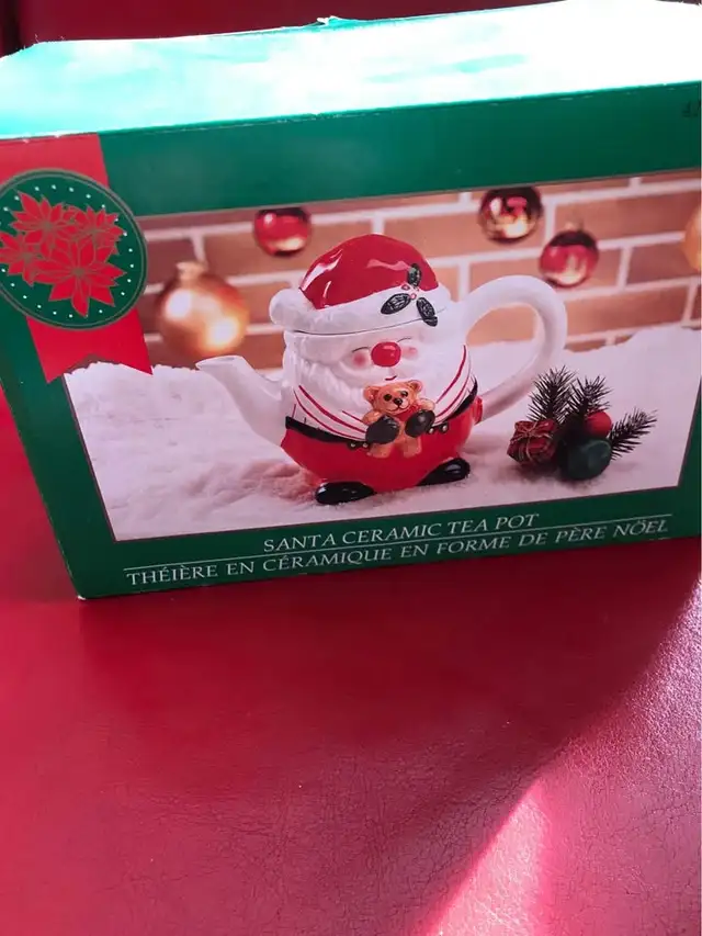 Christmas tea pot in Holiday, Event & Seasonal in Hamilton - Image 2