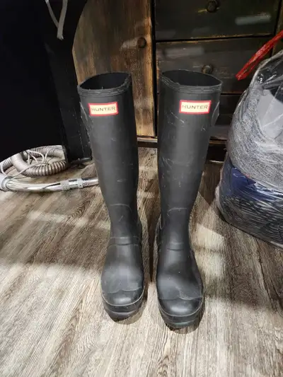 Barely worn, dusty, Hunter tall rain boots from Costco. Size 7