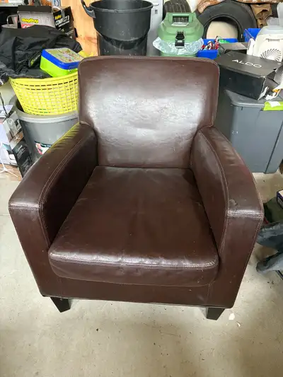 Selling a matching pair of stylish brown leather armchairs. These chairs are super comfortable m fit...