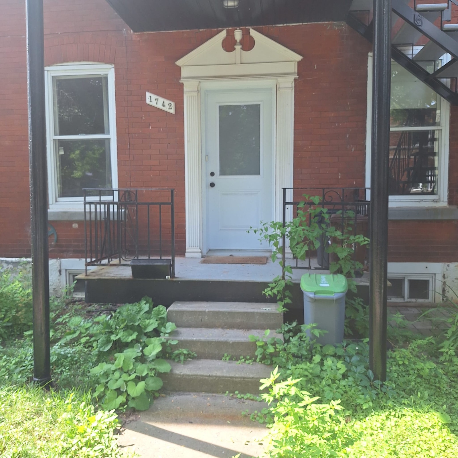 Spacious 2 bed apartment with backyard close to Jolicoeur metro — photo 3