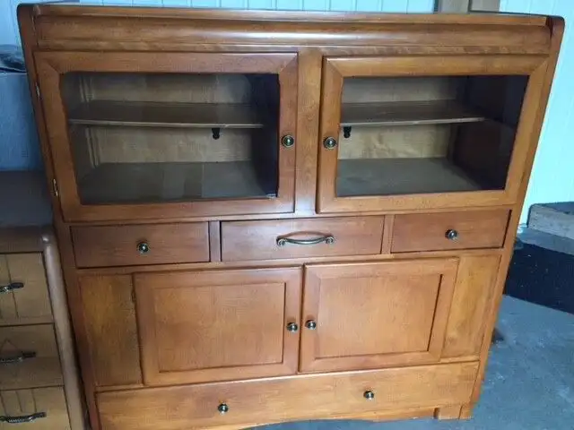Vaisselier vintage en bois massif, huche antiquité in Hutches & Display Cabinets in Longueuil / South Shore - Image 2