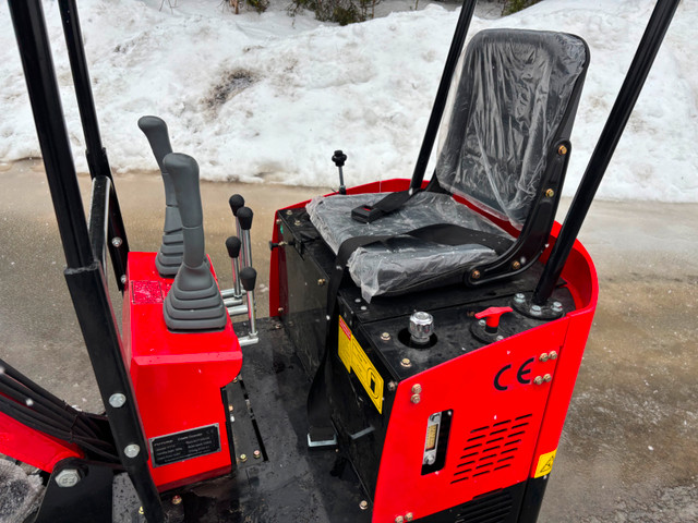 2025 Future FT13 Mini ecavator in Other in Thunder Bay - Image 2