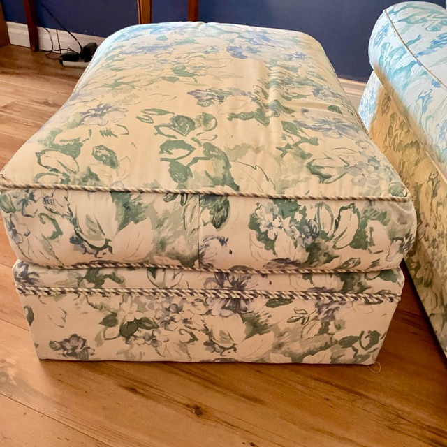 Vintage Lounge Chair & Ottoman Set Floral in Chairs & Recliners in North Bay - Image 4