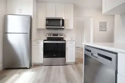 Newly Renoveted Bachelor Suite Available August 1st!