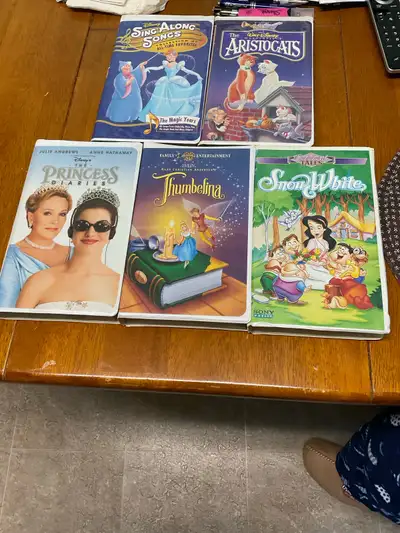 10 Walt Disney vhs movies -Cinderella, Snow White , The aristocats , princess , see photos . Pickup...