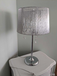 Lampe de chevet argent avec cristaux pendants