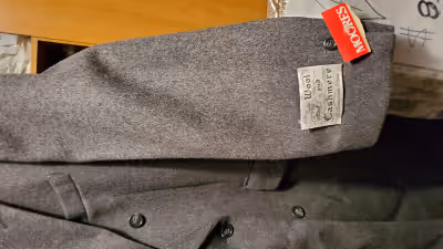 gray wool mens coat size 44 never worn with tags on manteau gris pour homme grandeur 44 jamais porte...