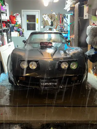 Corvette 1980 – Projet de Restauration ! À vendre : une Corvette 1980 unique, équipée d’un puissant...