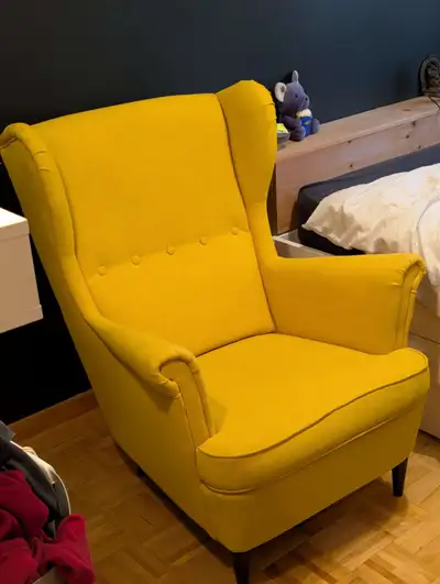 Ce fauteuil IKEA est confortable et élégant. Il n'est pas abimé et il est recouvert de tissu jaune à...