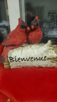 2   PRECIOUS RED CARDINALS ON A LOG  WELCOME IN FRENCH