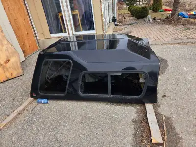 I'm selling a black Leer 122 truck cap, designed to fit a truck with a 72-inch bed. This used truck...