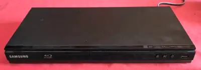 Lecteur blu ray de marque samsung En tres bon etat Pas de manette Model ....BD-E5300/ZC ** donne fil...