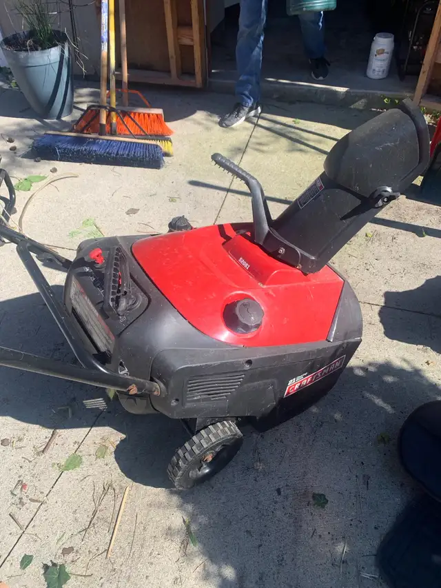 Craftsman 136cc Single Stage Snow Thrower in Snowblowers in Mississauga / Peel Region - Image 2
