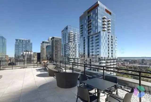 Condo au Downtown Montreal- Pool Patio Gym in Quebec in Canada - Image 3
