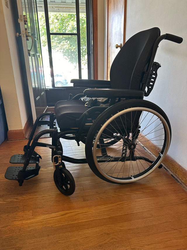 Small wheel chair, like new in Health & Special Needs in Belleville - Image 4