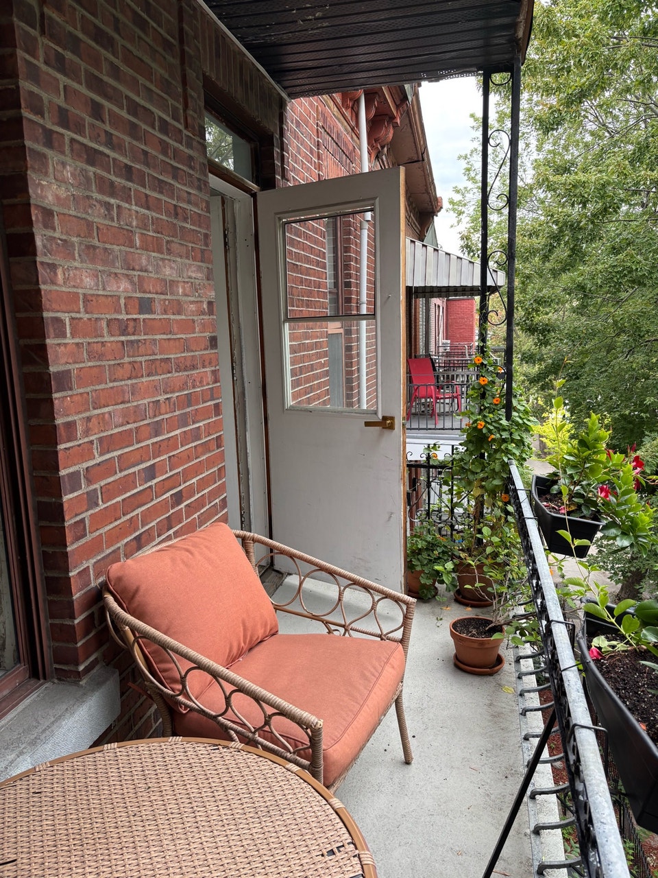 NEWLY RENOVATED 3-BEDROOM APARTMENT FOR RENT 3