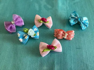 Barrettes pour chien (6) 6 petites barrettes avec fermeture en métal et boucle en tissus 6 small bar...