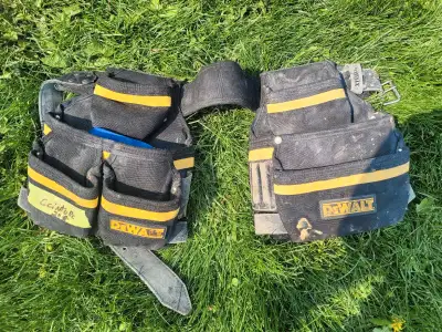 Voici une ceinture à outils DeWalt robuste, idéale pour tout artisan ou bricoleur. Bien qu'elle ait...